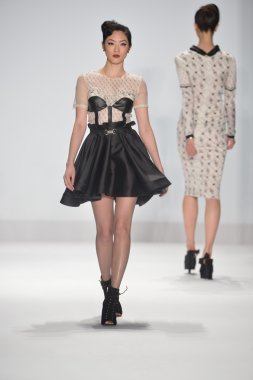 New york - Şubat 08: bir model proje pist sonbahar kış 2013 defile mercedes-benz moda haftası 8 Şubat 2013 tarihinde new York'ta pist yürür.