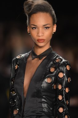 New york - Şubat 08: bir model proje pist sonbahar kış 2013 defile mercedes-benz moda haftası 8 Şubat 2013 tarihinde new York'ta pist yürür.