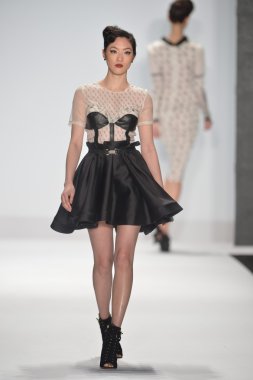 New york - Şubat 08: bir model proje pist sonbahar kış 2013 defile mercedes-benz moda haftası 8 Şubat 2013 tarihinde new York'ta pist yürür.