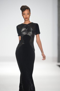 New york - Şubat 08: bir model proje pist sonbahar kış 2013 defile mercedes-benz moda haftası 8 Şubat 2013 tarihinde new York'ta pist yürür.