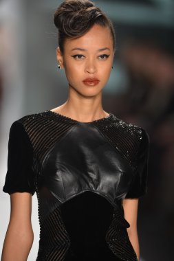 New york - Şubat 08: bir model proje pist sonbahar kış 2013 defile mercedes-benz moda haftası 8 Şubat 2013 tarihinde new York'ta pist yürür.