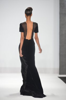 New york - Şubat 08: bir model proje pist sonbahar kış 2013 defile mercedes-benz moda haftası 8 Şubat 2013 tarihinde new York'ta pist yürür.