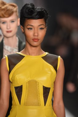New york - Şubat 08: modelleri, proje pist sonbahar kış 2013 moda gösterisi 8 Şubat 2013 mercedes-benz moda haftası new York'ta pistin final yürümek.