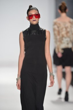 New york - Şubat 08: bir model proje pist sonbahar kış 2013 defile mercedes-benz moda haftası 8 Şubat 2013 tarihinde new York'ta pist yürür.