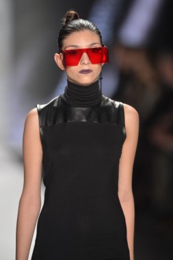 New york - Şubat 08: bir model proje pist sonbahar kış 2013 defile mercedes-benz moda haftası 8 Şubat 2013 tarihinde new York'ta pist yürür.