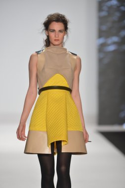New york - Şubat 08: bir model proje pist sonbahar kış 2013 moda gösterisi 8 Şubat 2013 mercedes-benz moda haftası new York'ta pist finale yürüyor..