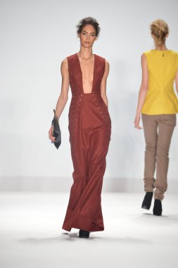New york - Şubat 08: bir model proje pist sonbahar kış 2013 moda gösterisi 8 Şubat 2013 mercedes-benz moda haftası new York'ta pist finale yürüyor..