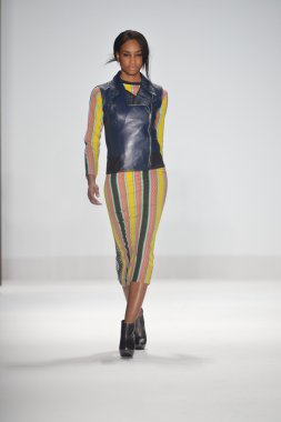 New york - Şubat 08: bir model proje pist sonbahar kış 2013 moda gösterisi 8 Şubat 2013 mercedes-benz moda haftası new York'ta pist finale yürüyor..