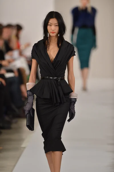 NEW YORK, NY - FEBRUARY 12: A model walks the runway at the Oscar De La Renta Fall 2013 fashion show during Mercedes-Benz Fashion Week on February 12, 2013 in New York City. — Stock Photo, Image