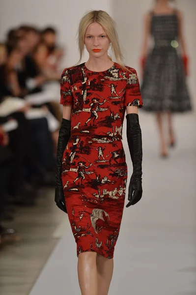 NUEVA YORK, NY - 12 DE FEBRERO: Una modelo camina por la pasarela en el desfile de moda Oscar De La Renta Otoño 2013 durante la Semana de la Moda Mercedes-Benz el 12 de febrero de 2013 en la ciudad de Nueva York . — Foto de Stock