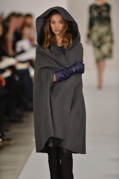 NEW YORK, NY - FEBRUARY 12: A model walks the runway at the Oscar De La Renta Fall 2013 fashion show during Mercedes-Benz Fashion Week on February 12, 2013 in New York City. — Stock Photo, Image