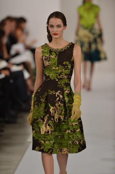 NUEVA YORK, NY - 12 DE FEBRERO: Una modelo camina por la pasarela en el desfile de moda Oscar De La Renta Otoño 2013 durante la Semana de la Moda Mercedes-Benz el 12 de febrero de 2013 en la ciudad de Nueva York . — Foto de Stock