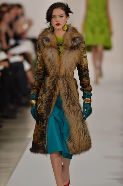 НЬЮ-ЙОРК, Нью-Йорк - 12 февраля 2013 года модель ходит по подиуму на показе мод "Оскар де ла Рента" во время Недели моды Mercedes-Benz 12 февраля 2013 года в Нью-Йорке . — стоковое фото