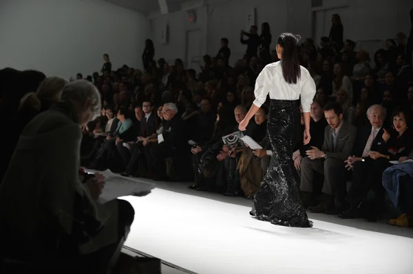 New York - 08 lutego: Modele spacery pasa startowego na finał carmen marc Valvo upadku 2013 fashion show podczas Mercedes-Benz Fashion Week w dniu 08 lutego 2013 roku w Nowym Jorku. — Zdjęcie stockowe