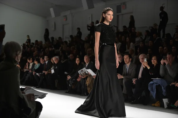 New york - februar 08: models spazieren über das laufstegfinale bei der carmen marc valvo herbst 2013 modenschau während der mercedes-benz fashion week am 8. februar 2013 in new york city. — Stockfoto