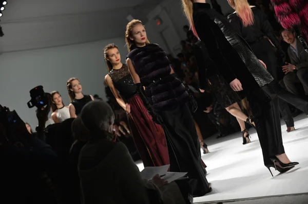 Nowy Jork - luty 08: modele spaceru finał pasa na carmen marc valvo jesień 2013 pokaz mody podczas mercedes-benz fashion week 8 lutego 2013 r. w Nowym Jorku. — Zdjęcie stockowe