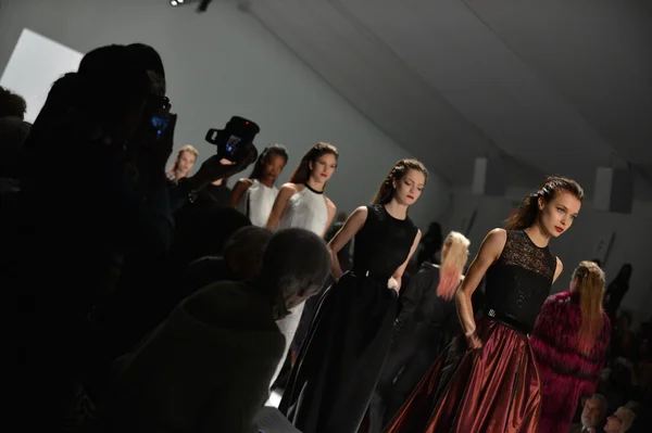 New york - 08 februari: modellen loopt de start-en landingsbaan-finale op de carmen marc valvo val 2013 fashion show tijdens de mercedes-benz fashionweek op 8 februari 2013 in new york city. — Stockfoto