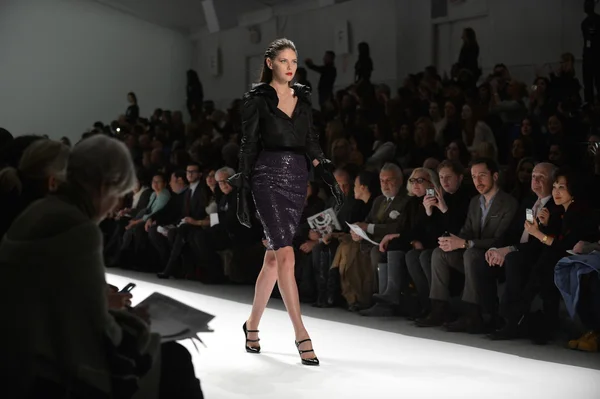 New york - 08 februari: modellen loopt de start-en landingsbaan-finale op de carmen marc valvo val 2013 fashion show tijdens de mercedes-benz fashionweek op 8 februari 2013 in new york city. — Stockfoto