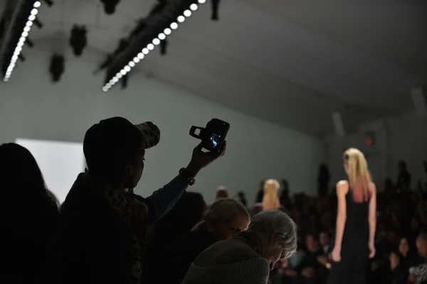 NOVA IORQUE - FEVEREIRO 08: Um blogueiro filma modelos na pista do desfile de moda Carmen Marc Valvo outono 2013 durante a Mercedes-Benz Fashion Week em 8 de fevereiro de 2013 em Nova York . — Fotografia de Stock