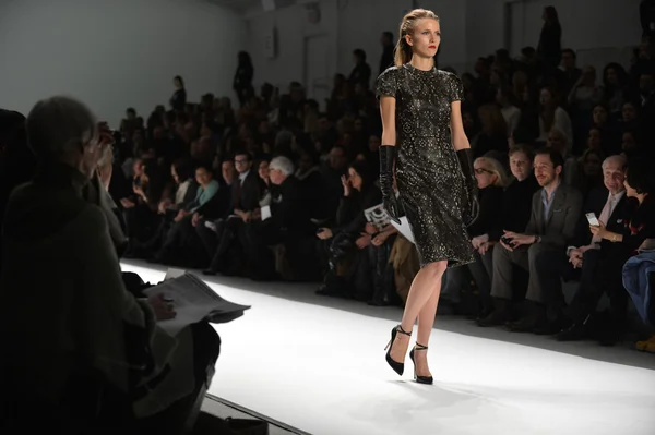 뉴욕-2 월 8: 모델 카르멘 마크 발 보의 2013 패션 쇼에서 2013 년 2 월 8 일에 메르세데스-벤츠 패션 위 크 기간 동안 뉴욕시에서 활주로 피날레 산책. — 스톡 사진