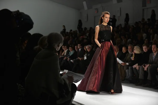 New york - februari 08: modeller går banan finalen på carmen marc valvo hösten 2013 modevisning under mercedes-benz fashion week den 8 februari, 2013 i new york city. — Stockfoto