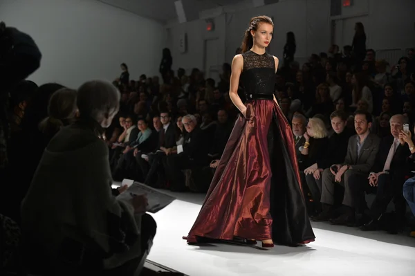 New york - 08 februari: modellen loopt de start-en landingsbaan-finale op de carmen marc valvo val 2013 fashion show tijdens de mercedes-benz fashionweek op 8 februari 2013 in new york city. — Stockfoto