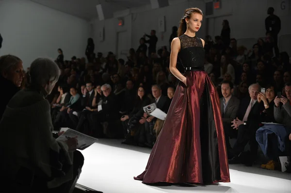 NOVA IORQUE - FEVEREIRO 08: Modelos caminha o final da pista no desfile de moda Carmen Marc Valvo outono 2013 durante a Mercedes-Benz Fashion Week em 8 de fevereiro de 2013 em Nova York . — Fotografia de Stock