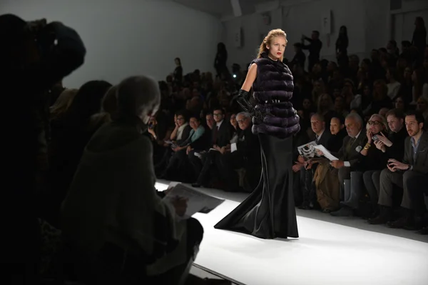 НЬЮ-ЙОРК - 8 ФЕВРАЛЯ: Модели выходят в финал показа мод Carmen Marc Valvo осенью 2013 года во время Недели моды Mercedes-Benz 8 февраля 2013 года в Нью-Йорке . — стоковое фото