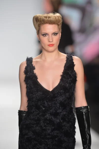 NEW YORK - FEBRUARY 08: A model walks the runway at the Project Runway Fall Winter 2013 fashion show during Mercedes-Benz Fashion Week on February 8, 2013 in New York City. — Stock Photo, Image