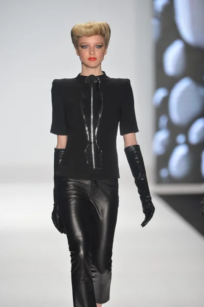 뉴욕-2 월 8: 모델 프로젝트 활주로 겨울 2013 패션 쇼에서 2013 년 2 월 8 일에 메르세데스-벤츠 패션 위 크 기간 동안 뉴욕시에서 활주로 걸어. — 스톡 사진