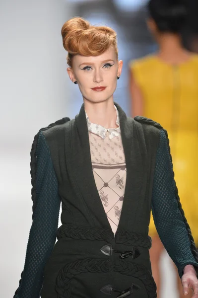 НЬЮ-ЙОРК - 8 февраля 2013 года модель ходит по подиуму на модном показе Project Runway Fall Winter 2013 во время Недели моды Mercedes-Benz в Нью-Йорке . — стоковое фото