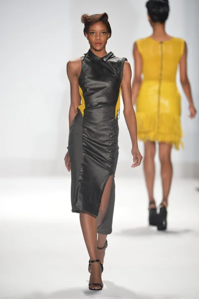 НЬЮ-ЙОРК - 8 февраля 2013 года модель ходит по подиуму на модном показе Project Runway Fall Winter 2013 во время Недели моды Mercedes-Benz в Нью-Йорке . — стоковое фото