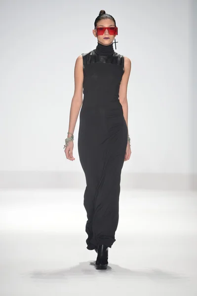 뉴욕-2 월 8: 모델 프로젝트 활주로 겨울 2013 패션 쇼에서 2013 년 2 월 8 일에 메르세데스-벤츠 패션 위 크 기간 동안 뉴욕시에서 활주로 걸어. — 스톡 사진