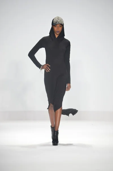 NUEVA YORK - 08 DE FEBRERO: Una modelo camina el final de la pasarela en el desfile de moda Project Runway Otoño Invierno 2013 durante la Semana de la Moda Mercedes-Benz el 8 de febrero de 2013 en la ciudad de Nueva York . — Foto de Stock