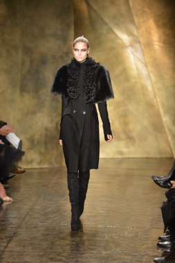 New york - 11 Şubat: model donna karan sonbahar kış 2013 toplama üzerinde 11 Şubat 2013 mercedes-benz moda haftası sırasında new York'ta pist finale yürüyor..