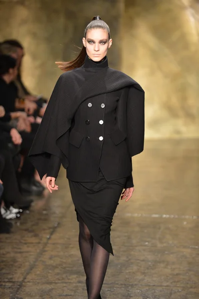 NEW YORK - FEBRUARY 11: A model walks the runway finale at the Donna Karan Fall Winter 2013 Collection during Mercedes-Benz Fashion Week on February 11, 2013 in New York City. — Stock Photo, Image