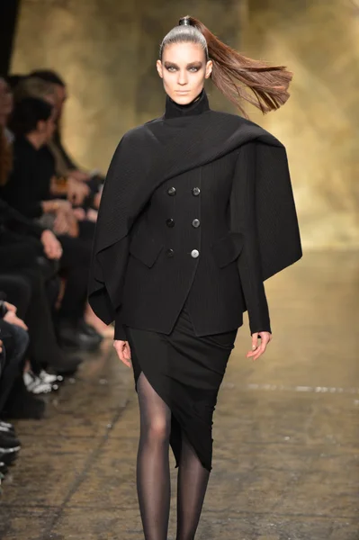 New york - 11 Şubat: model donna karan sonbahar kış 2013 toplama üzerinde 11 Şubat 2013 mercedes-benz moda haftası sırasında new York'ta pist finale yürüyor.. — Stok fotoğraf