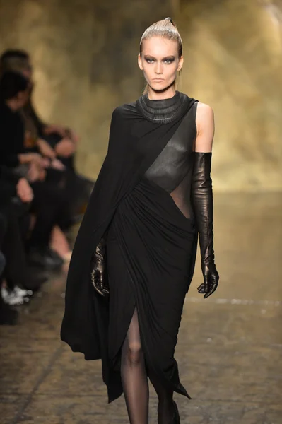 New york - 11 februari: een model loopt de start-en landingsbaan-finale op de donna karan fall winter 2013 collection tijdens de mercedes-benz fashionweek op 11 februari 2013 in new york city. — Stockfoto