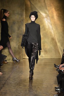 New york - 11 Şubat: model donna karan sonbahar kış 2013 toplama üzerinde 11 Şubat 2013 mercedes-benz moda haftası sırasında new York'ta pist finale yürüyor..