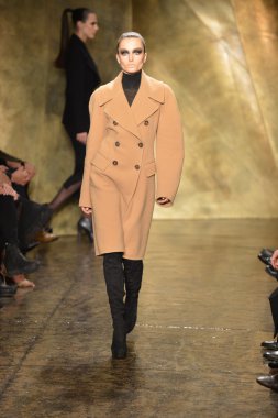 New york - 11 Şubat: model donna karan sonbahar kış 2013 toplama üzerinde 11 Şubat 2013 mercedes-benz moda haftası sırasında new York'ta pist finale yürüyor..