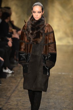 New york - 11 Şubat: model donna karan sonbahar kış 2013 toplama üzerinde 11 Şubat 2013 mercedes-benz moda haftası sırasında new York'ta pist finale yürüyor..