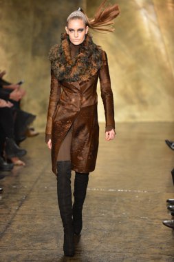 New york - 11 Şubat: model donna karan sonbahar kış 2013 toplama üzerinde 11 Şubat 2013 mercedes-benz moda haftası sırasında new York'ta pist finale yürüyor..