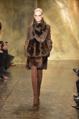New york - 11 Şubat: model donna karan sonbahar kış 2013 toplama üzerinde 11 Şubat 2013 mercedes-benz moda haftası sırasında new York'ta pist finale yürüyor..