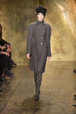 New york - 11 Şubat: model donna karan sonbahar kış 2013 toplama üzerinde 11 Şubat 2013 mercedes-benz moda haftası sırasında new York'ta pist finale yürüyor..