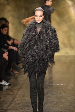 New york - 11 Şubat: model donna karan sonbahar kış 2013 toplama üzerinde 11 Şubat 2013 mercedes-benz moda haftası sırasında new York'ta pist finale yürüyor..
