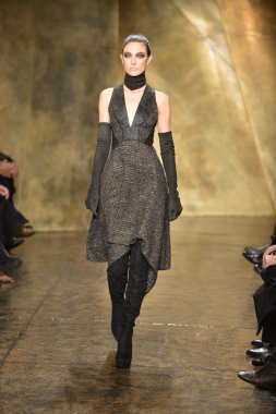 New york - 11 Şubat: model donna karan sonbahar kış 2013 toplama üzerinde 11 Şubat 2013 mercedes-benz moda haftası sırasında new York'ta pist finale yürüyor..