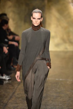 New york - 11 Şubat: model donna karan sonbahar kış 2013 toplama üzerinde 11 Şubat 2013 mercedes-benz moda haftası sırasında new York'ta pist finale yürüyor..