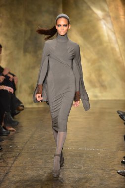 New york - 11 Şubat: model donna karan sonbahar kış 2013 toplama üzerinde 11 Şubat 2013 mercedes-benz moda haftası sırasında new York'ta pist finale yürüyor..
