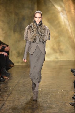 New york - 11 Şubat: model donna karan sonbahar kış 2013 toplama üzerinde 11 Şubat 2013 mercedes-benz moda haftası sırasında new York'ta pist finale yürüyor..