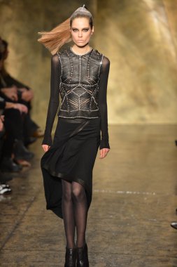 New york - 11 Şubat: model donna karan sonbahar kış 2013 toplama üzerinde 11 Şubat 2013 mercedes-benz moda haftası sırasında new York'ta pist finale yürüyor..